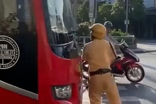 Hải Dương: Bắt tạm giam tài xế xe khách đẩy CSGT rồi tăng ga bỏ chạy