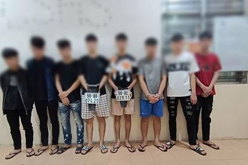 Bắt nhóm thanh niên 'chặt' biển số xe của người đi đường rồi lên mạng khoe chiến tích