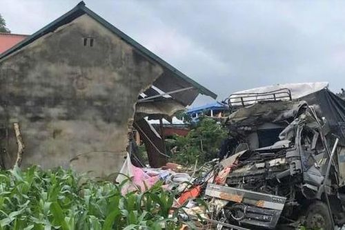 Xe tải đâm vào nhiều nhà dân ở Bắc Kạn, tài xế tử vong