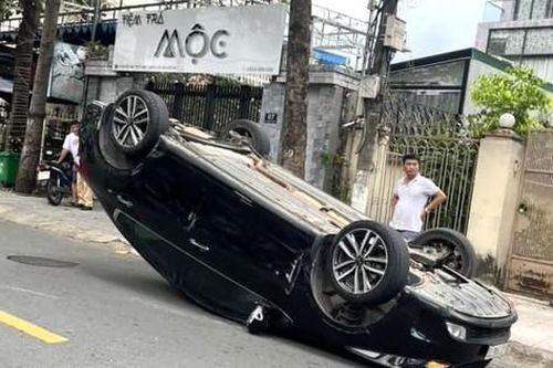 Ô tô 'lấm lưng trắng bụng' giữa đường sau va chạm ở Bình Dương