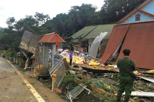 Xe tải đâm vào nhà dân khiến 3 người thương vong