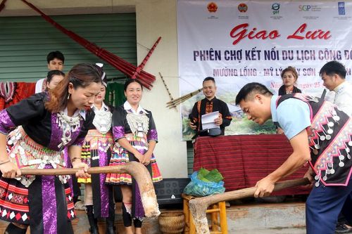 Đi chợ biên Việt – Lào trải nghiệm giã bánh Mông, dệt khăn piêu
