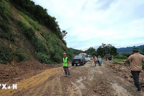 Khẩn trương khắc phục sạt lở, đảm bảo lưu thông qua dốc Cun