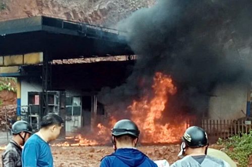 Điện Biên: Hỏa hoạn thiêu rụi cây xăng tư nhân tại huyện biên giới Nậm Pồ