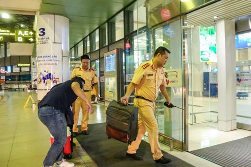 Cảnh sát giao thông Hà Nội mở đường 'thần tốc' đưa tạng người hiến ra sân bay Nội Bài