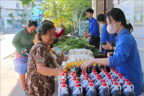 Ấm áp tình người ở 'phiên chợ 2.000 đồng'