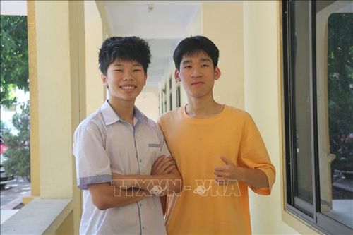 Đôi bạn cùng lớp đoạt huy chương Vật lý quốc tế