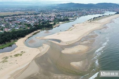 Hàng nghìn tàu thuyền ở Quảng Bình gặp khó về chỗ đậu đỗ vì nhiều cửa sông bồi lấp