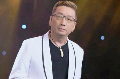 'Ông hoàng nhạc nghèo' Trường Vũ vừa cưới vợ lần 2 ở tuổi 61 khiến cộng đồng mạng xôn xao