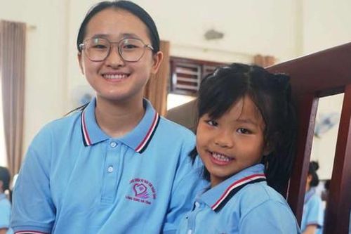 Đại học Huế trao học bổng 50 triệu đồng cho tân sinh viên mồ côi cha, hiếu học ở Hà Tĩnh