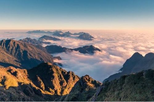 Những đỉnh núi cao nhất nằm trên dãy Hoàng Liên Sơn, cách mặt nước biển 3143m