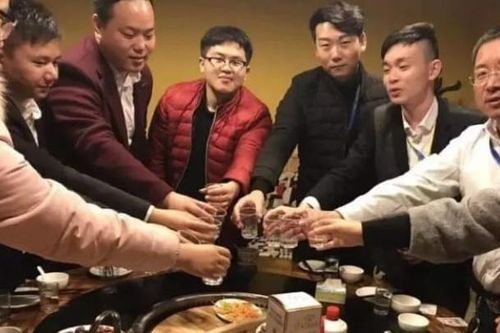 Tại sao 'cao thủ uống rượu' lại uống một ly nước khoáng khi uống rượu mạnh? Chín trên mười người không biết lý do này!
