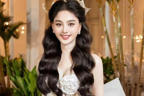 Lâm Khánh Chi hóa cô dâu yêu kiều