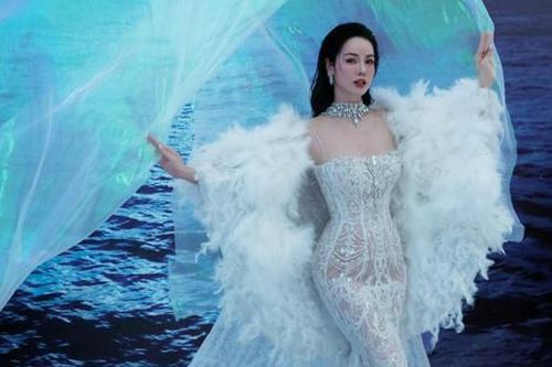 Nhật Kim Anh khoe vai trần quyến rũ, nhan sắc tuổi tứ tuần gây thương nhớ