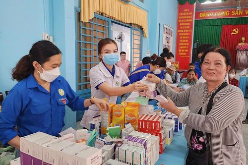 150 người bán vé số lưu động ở Chợ Mới được khám bệnh miễn phí và tặng quà tri ân