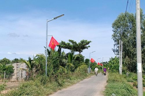 Xã Phú Thạnh lắp đặt 100 đèn năng lượng mặt trời, mừng Quốc khánh 2/9