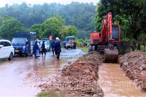 Mưa lớn gây sạt lở, ngập lụt, chia cắt nhiều tuyến đường