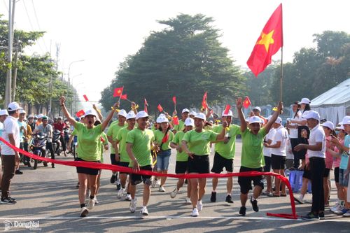 Hơn 600 vận động viên tham gia giải chạy việt dã trong công nhân lao động