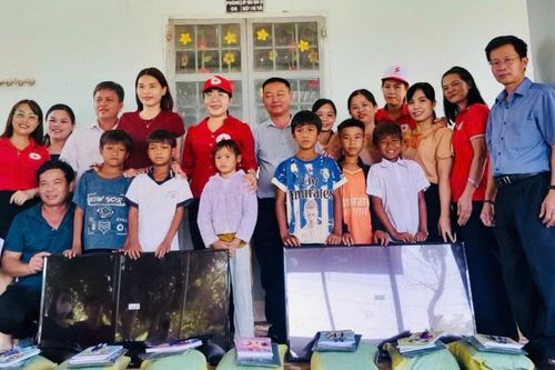 Kbang: Tặng quà cho học sinh trước thềm năm học mới