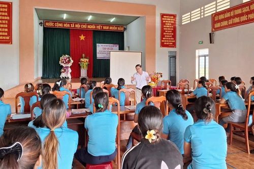 Hỗ trợ phụ nữ làng Rõh ứng dụng khoa học công nghệ sản xuất cà phê bền vững