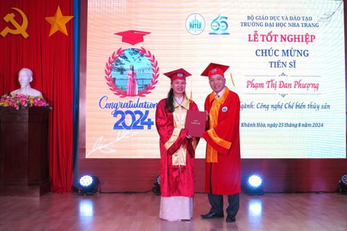 Trường Đại học Nha Trang trao bằng tốt nghiệp cho 6 tiến sĩ, 86 thạc sĩ