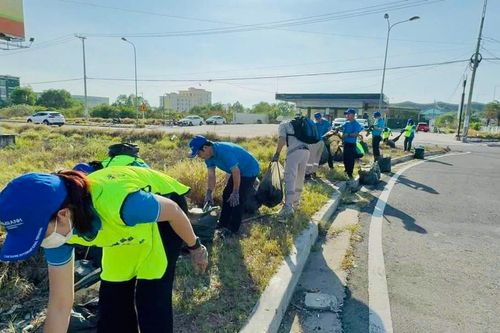 Hơn 150 tình nguyện viên tham gia dọn rác khu vực gần Cảng Hàng không quốc tế Cam Ranh