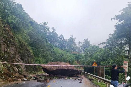 Sạt lở trên tuyến đường tránh Quốc lộ 4D - thị xã Sa Pa gây ách tắc giao thông
