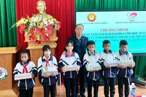 Lạc Dương: Tặng sách giáo khoa cho học sinh có hoàn cảnh khó khăn
