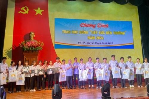 Đạ Tẻh: Trao 170 suất học bổng 'Tiếp sức tới trường' cho các em học sinh