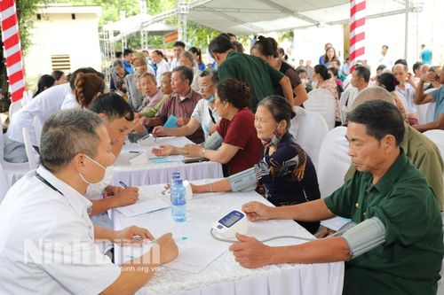 Khám bệnh, hỗ trợ điều trị kỹ thuật cao cho các đối tượng chính sách huyện Nho Quan