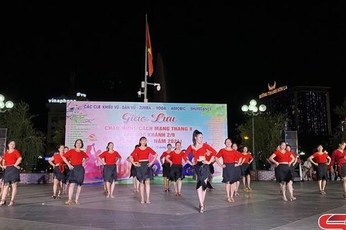 Giao lưu khiêu vũ chào mừng Cách mạng Tháng Tám và Quốc khánh 2/9