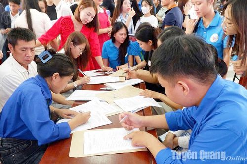 Trường Đại học Tân Trào đón tân sinh viên đến nhập học năm 2024