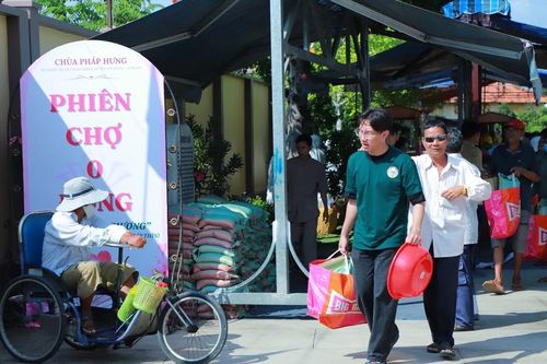 Chùa Đức Tạng và Pháp Hưng trao quà, tổ chức 'phiên chợ 0 đồng'