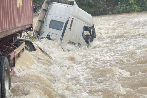 Xe đầu kéo bị lũ cuốn, lái xe được người dân cứu thoát