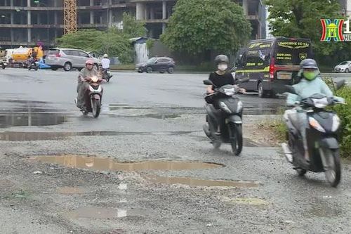 Đường xuống cấp bị bỏ quên ở quận Bắc Từ Liêm