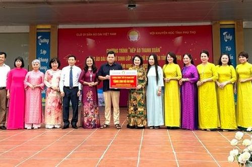 Trao tặng 206 bộ áo dài cho giáo viên, nữ sinh Phú Thọ