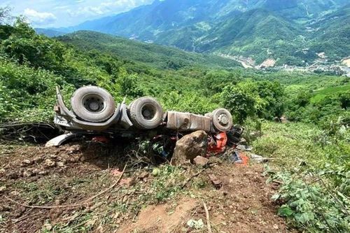 Tin tai nạn giao thông mới nhất ngày 25/8: Xe đầu kéo lao xuống vực sâu hơn 100m