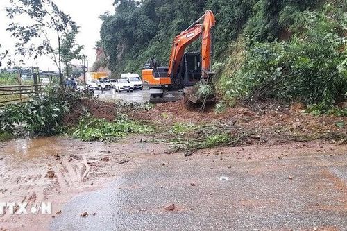 Sạt lở gây ách tắc nhiều tuyến đường huyết mạch ở Điện Biên