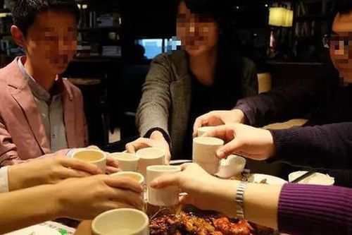 30 tuổi lần đầu đi họp lớp, ăn xong tôi lập tức đi về: Xóa sổ bạn cũ, thoát khỏi mọi nhóm chat