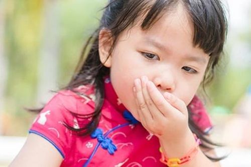 Bé gái 7 tuổi ho dữ dội, nôn ói, phim X-quang phổi trắng xóa, nguyên nhân do mẹ bắt làm việc này thường xuyên