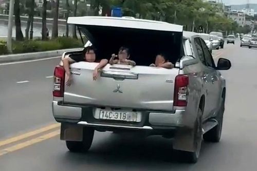 Hành động dại dột của nữ tài xế khi cho 3 trẻ ngồi thùng xe bán tải