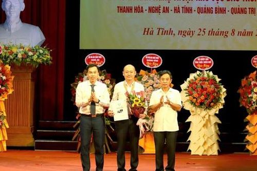 Tác phẩm 'Cho đi là còn mãi' đoạt huy chương vàng Liên hoan Ảnh nghệ thuật Bắc Trung Bộ