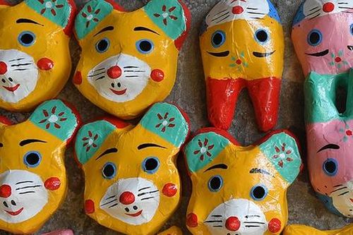 Về làng ông Hảo xem nghệ nhân vẽ mặt nạ giấy bồi