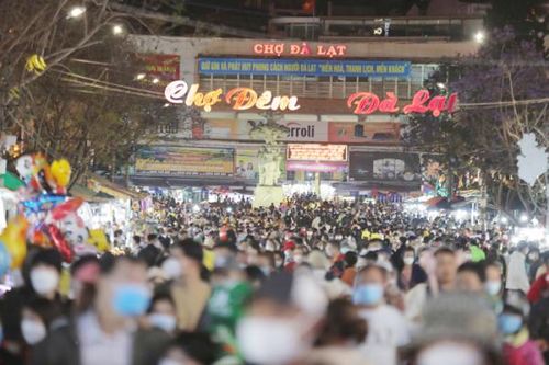 Lang thang 'chợ âm phủ' trên phố núi