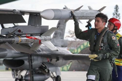 Mỹ chấp thuận bán lượng lớn tên lửa không đối không AIM-120 cho Romania