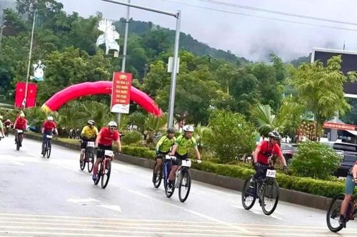 Hơn 200 vận động viên tham gia giải đua xe đạp địa hình tỉnh Bắc Kạn mở rộng