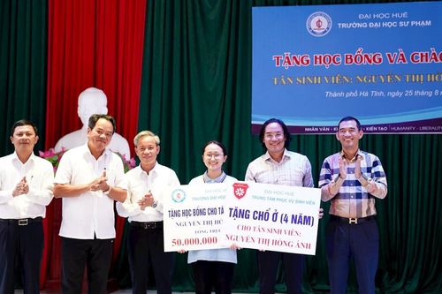 Trao học bổng cho nữ sinh Làng trẻ mồ côi Hà Tĩnh đỗ Đại học Huế