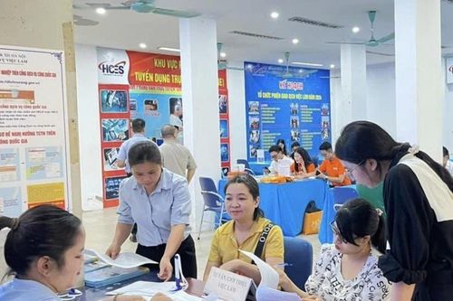 Thị trường lao động chưa hết khó khăn