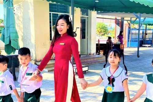 Quảng Nam: Học sinh lớp 1 háo hức ngày đầu tiên tới trường