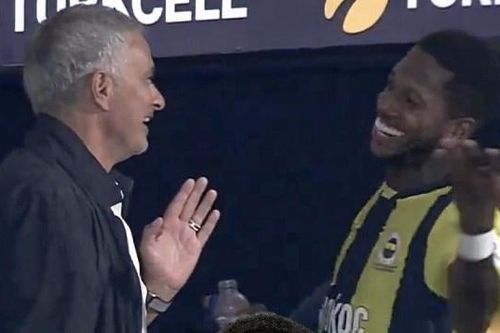 Phản ứng của Mourinho khi Fred lập hat-trick